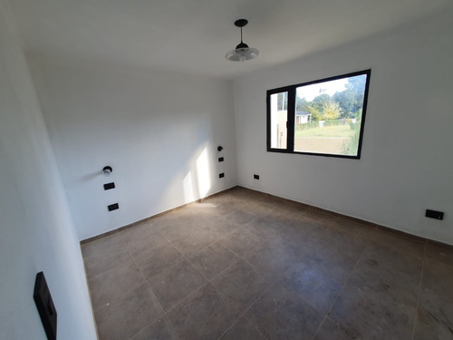 Casa A Estrenar 3 Ambientes Con Parrilla Y Entrada Para Vehículo - Financiada