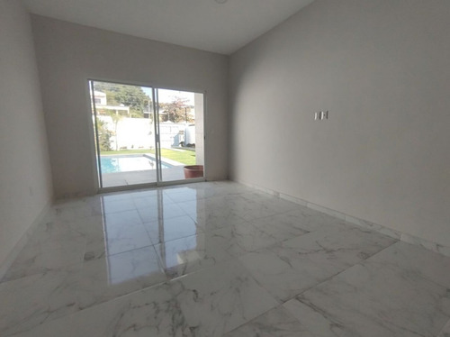 Casa Minimalista En Un Solo Nivel En Venta, En Brisas De Cuernavaca