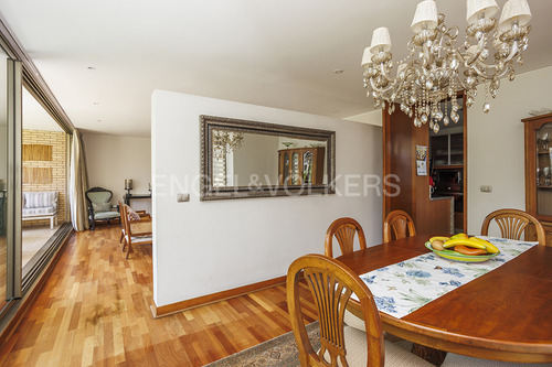Departamento Con Un Estudio Independiente En El Nivel Calle.