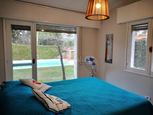 Casa En Alquiler De Verano En Punta Del Este, Zona Playa Mansa Con Parrillero Y Piscina, 5 Dormitorios