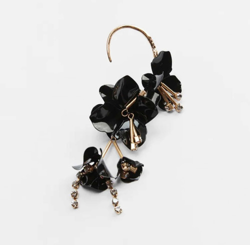 Ear Cuff Metálico Con Flores Negras Y Pedrería