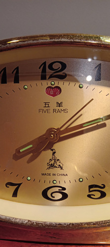 Reloj Antiguo Five Rams De Mesa Made In China (Usado)