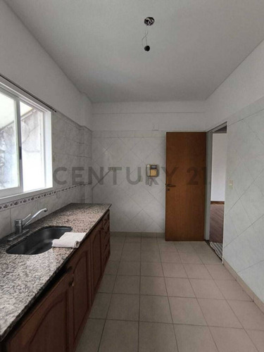 3 Ambientes Al Frente Con Balcón Y Cochera En Villa Santa Rita