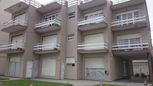 Departamento 2 Ambientes Con Garage Y Baulera. 2° Piso Por Escalera. Contrafrente. Edificio Frente Al Mar.