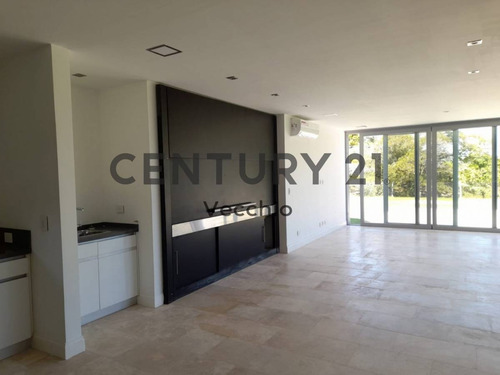 Imagen 5 de 19 de Venta Casa A Estrenar 8 Ambientes 4 Habitaciones En Suite 2 Cocheras Pileta