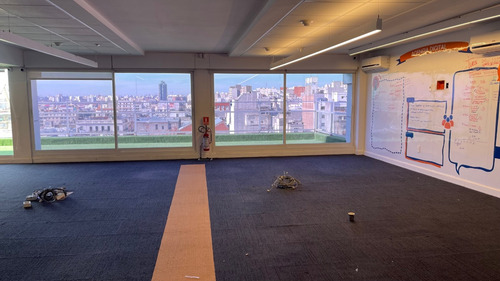 Oficina En Venta, En La Ciudad Vieja, Sobre La Calle Misiones - Con Una Terraza Increible De 40m2 Con Vista Despejada Y Mucho Sol.