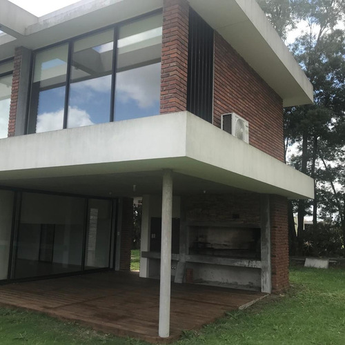 Imagen 26 de 27 de Casa En Venta Ambientes Amplios, 3 Dormitorios + Servicio. 310 M2 + Terreno. Vale La Pena Coordinar Visita!