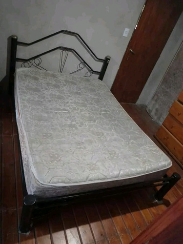 Imagen 3 de 3 de Se Vende Cama De Caño Con Colchon De Dos Plazas Y Media