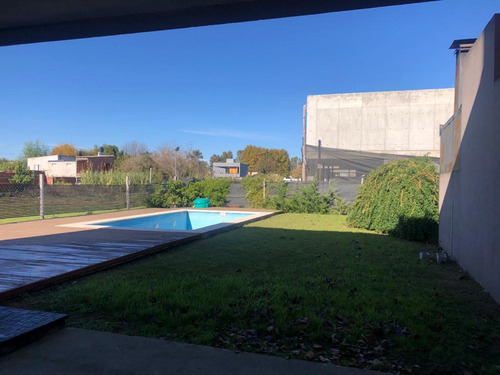 Imagen 1 de 10 de Casa En Venta De 3 Dormitorios