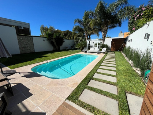 Venta De Casa De 5 Dormitorios En Punta Gorda - Con Piscina Y Barbacoa