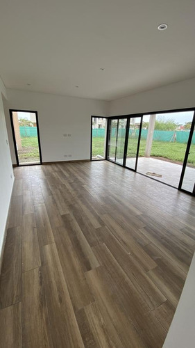 Imagen 8 de 14 de Casa En Una Planta A La Venta -barrio Santa Elena, Pilar Del Este