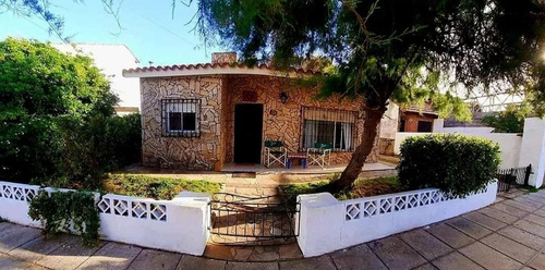 Casa En Venta - 4 Dormitorios 2 Baños - 353mts2 - Mar Del Tuyú