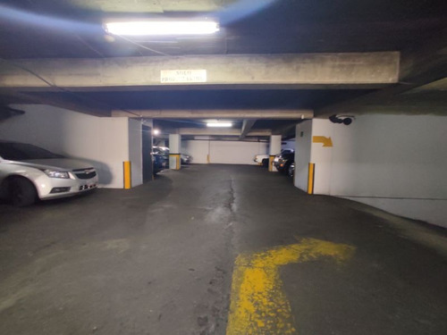 Se Vende Oficina Centro Profesional La California. Con Entrada Principal Por La Fco. De Miranda Y Al Estacionamiento Por La California. Cuatro Cubículos Cómodos. Piso Medio.