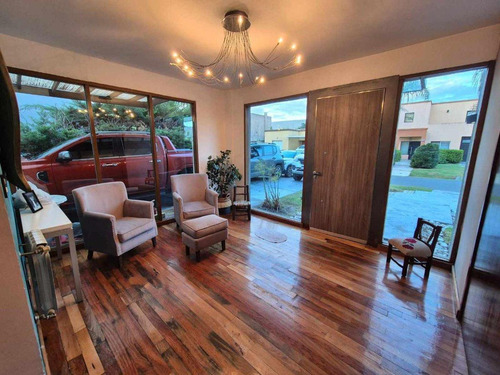 Casa En Venta - 7 Dormitorios 5 Baños - Berazategui
