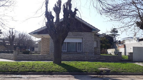 Casa En Venta - 3 Dormitorios 2 Baños 4 Cocheras - 600mts2 - Mechongue