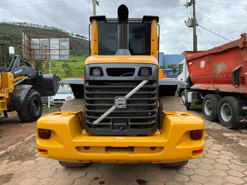 Imagem 7 de 11 de Pá Carregadeira Volvo L90 2013