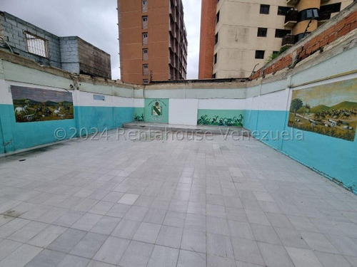Raiza Suarez Vende De Oportunidad Terreno De 832 Mts2 En Av Moran De Barquisimeto 2 4 2 7 9 6 0 En El Mismo Se Encuentran Ubicadas Con 2 Casas Para Remodelar. Cuenta Con Todos Los Servicios Básicos