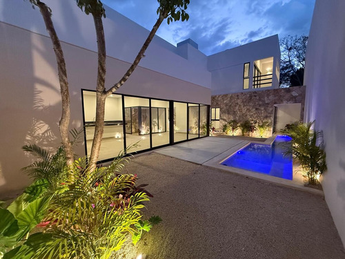 Casa En Venta En Exclusivo Desarrollo De Cholul, Merida.