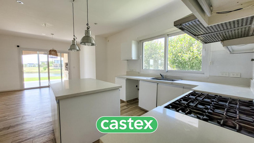 Casa En Venta Con Pileta A La Laguna En Marinas, Puertos, Escobar