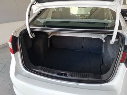 Imagen 12 de 15 de Ford Fiesta Kinetic Design 2011 1.6 Design Sedan 120cv Trend
