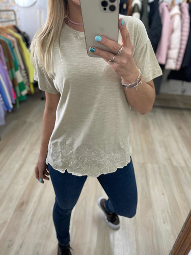Imagen 5 de 7 de Remera Básica Bordada Mujer The Big Shop