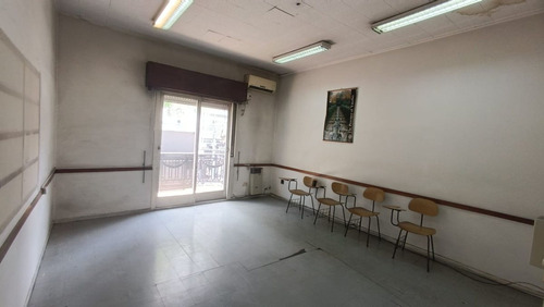 Unico 1er. Piso 8 Amb. Excelente Ubic. S/rivadavia