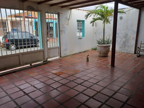Imagen 2 de 9 de Casa En Venta En Urbanización El Cardon, Via La Vela 22-9953 04146954944