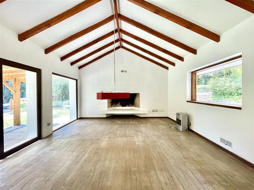 Casa En Venta De 4 Dorm. En Lo Barnechea