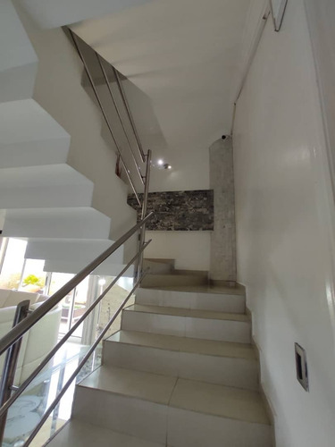 Imagen 3 de 8 de Michelle Vargas Vende Bello Y Magnífico Penthouse De 3 Niveles Res Piemonte - La Trigaleña Alta Foa-1545mv