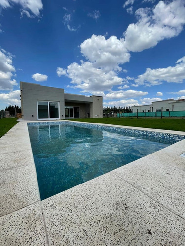 Oportunidad!! En Venta, Casa Con 3 Dormitorios, Piscina. San Felipe, Canning, Ezeiza
