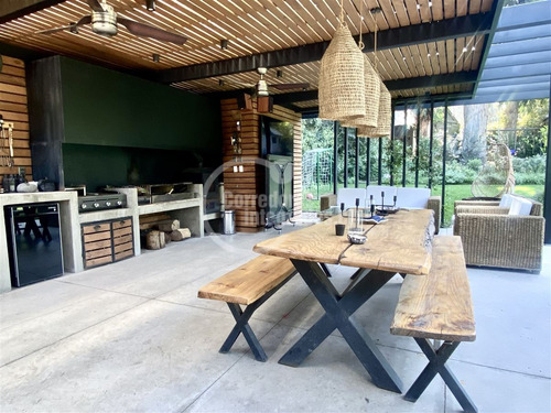Casa En Venta De 5 Dorm.la Dehesa Lo Barnechea