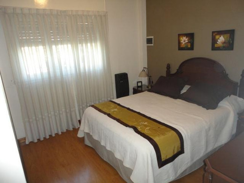 Imagen 6 de 29 de Venta - Parque Chacabuco - Casa De 242m2 Cubiertos Con Piscina, Jardín Y Quincho