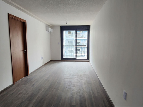 Venta  - Amplio Apartamento De 2 Dormitorios En Cordon Sur