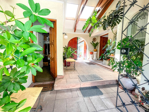 Amplia Y Luminosa Casa Con Ubicación Privilegiada Vitacura