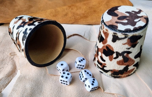 Imagen 2 de 4 de Cachos De Cuero, Animal Print 1 Vaso Y 5 Dados