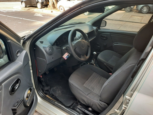 Imagen 9 de 13 de Renault Logan 2012 1.4 Entry Familier Fii