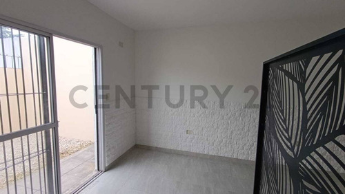 Ph En Venta Castelar Con Patio Y Cochera Apto Prefesional Y Apto Credito.