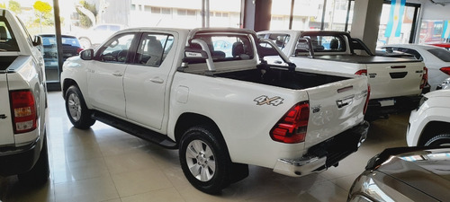 Imagen 10 de 16 de Toyota Hilux 2.8 Cd Srv 177cv 4x4
