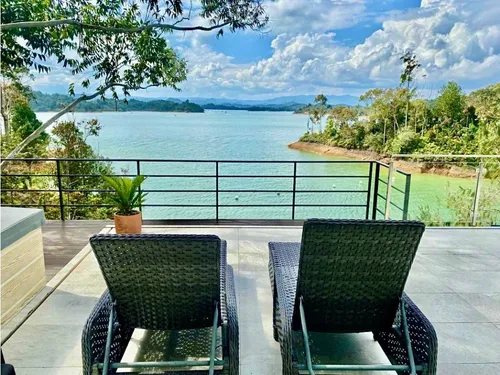 Venta De Espectacular Casa Amoblada En Guatape Con Salida Al Embalse
