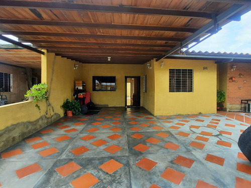 Se Ofrece En Venta Casa De 3 Habitaciones, 2 Baños, Amplio Patio, Lavandero, Internet, Ubicada En Urb. Valle Encantado En Flor Amarillo