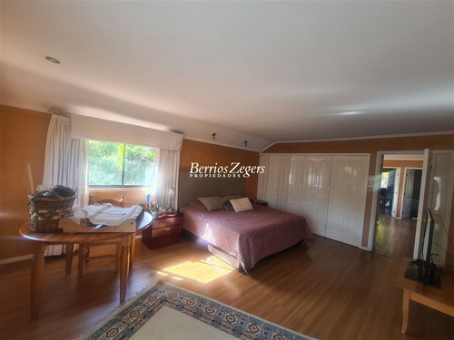Casa En Venta De 5 Dorm. 3 Baños Mas Servicios En Las Condes