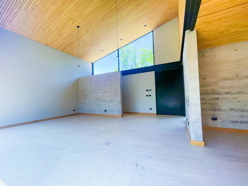 Increible Casa Minimalista-colegio Newland