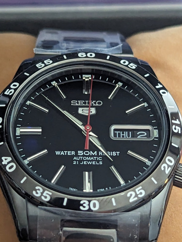 Seiko SNKE03KC Reloj Automático 21 Rubis Color de la correa Negro Color del bisel Negro Color del fondo Negro