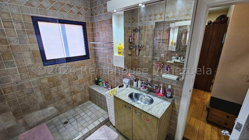 En Venta Impresionante Casa Ubicada En La Urbanización La Floresta 24-27529