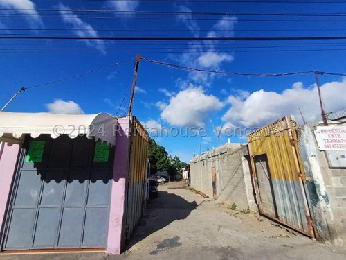 Raiza Suarez Vende Sensacional Terreno Comercial, Zona Oeste De Barquisimeto,-2 5 8 3 3-, Posee 496mts2, Ideal Para Taller, Posee Estacionamiento Amplio, Y Esta Apto Para Remodelar A Tus Gustos....