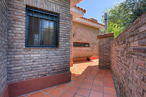 Casa Venta Fisherton 4 Dormitorios Patio Parquizado Cochera