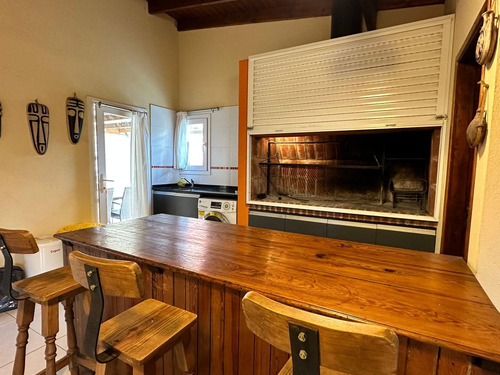 Moderna Casa En Venta, Pinamar, 4 Dormitorios Con Psicina Climatizada, Vinoteca. Financiacion