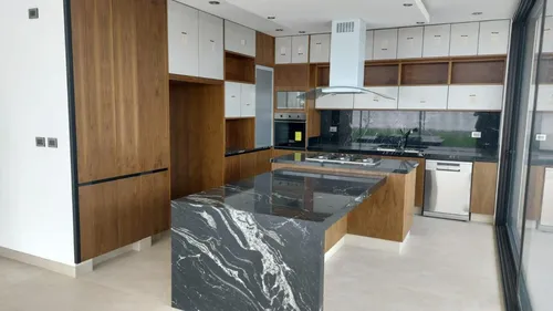 Casa Con 4 Recámaras, Una En Planta Baja, Privada Con Alberca. Lomas Del Campanario Norte