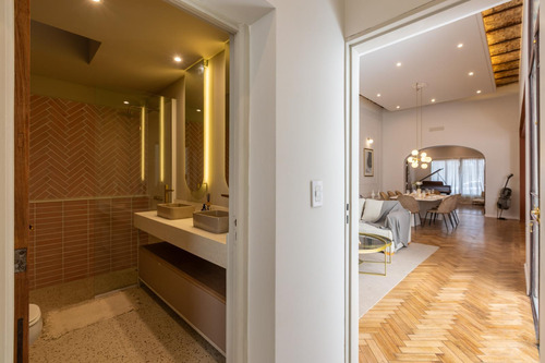 Casa Cuatro Dormitorios, Cochera Y Terraza Con Pileta En Venta Abasto