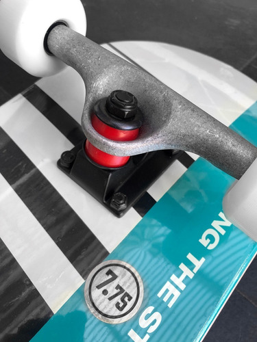 Tabla Skate Completa Below Equipament 7.75 | Laminates